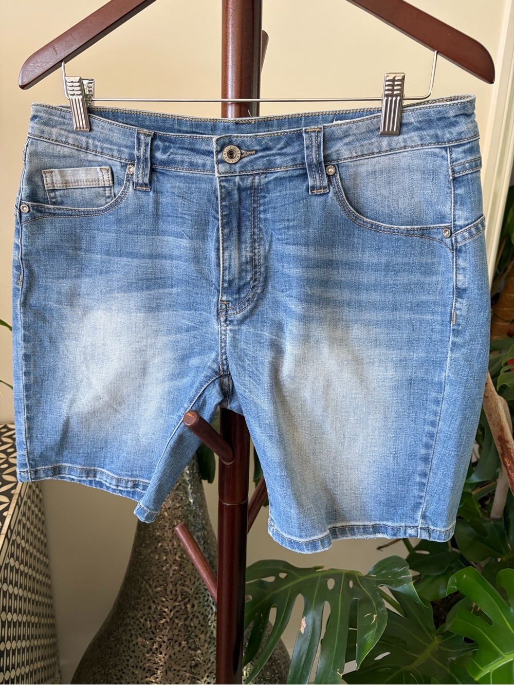 Light Wash Women's Jean Shorts - Casual Denim Summer Short
